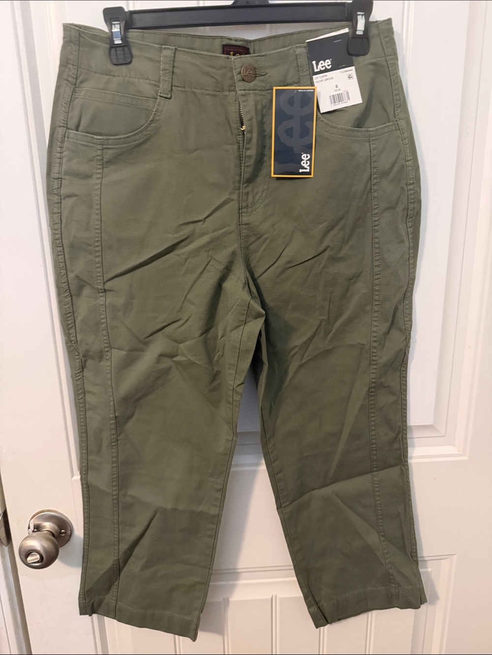 Lee women’s Olive 23” capri cropped pants  size 6